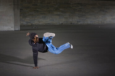 Deutschland, Köln, Junger Mann beim Breakdance - SK00027