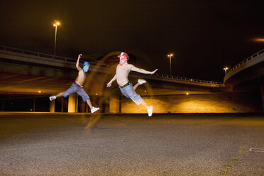 Deutschland, Köln, Junge Leute springen, Brücke im Hintergrund - SK00018