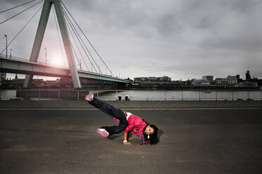 Deutschland, Köln, Junge Frau beim Breakdance, Porträt - SK00007