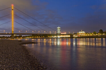 Deutschland, Nordrhein-Westfalen, Düsseldorf, Skyline bei Nacht - WDF00546