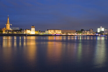 Deutschland, Nordrhein-Westfalen, Düsseldorf, Skyline bei Nacht - WDF00545