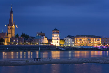 Deutschland, Nordrhein-Westfalen, Düsseldorf, Skyline bei Nacht - WDF00544