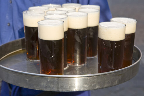 Deutschland, Kellner hält Tablett mit Biergläsern - WDF00543