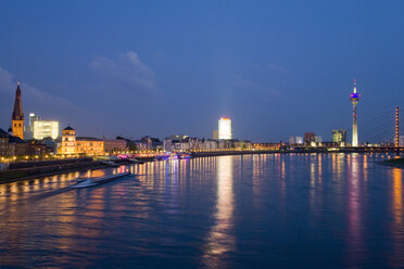 Deutschland, Nordrhein-Westfalen, Düsseldorf, Skyline bei Nacht - WDF00542