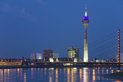 Deutschland, Nordrhein-Westfalen, Düsseldorf, Stadtsilhouette, Blick über den Rhein - WDF00541