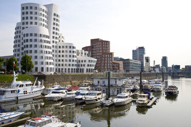 Deutschland, Nordrhein-Westfalen, Düsseldorf, Blick auf den Medienhafen - WDF00539