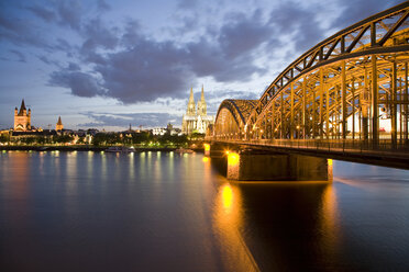 Deutschland, Köln, Hohenzollernbrücke und Kölner Dom, Stadtansicht - WDF00535