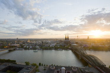 Germany, Cologne, Hohenzollern bridge and Cologne Cathedral, City view - WDF00532