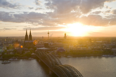 Germany, Cologne, Hohenzollern bridge and Cologne Cathedral - WDF00531