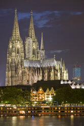 Deutschland, Köln, Dom bei Nacht beleuchtet - WDF00529