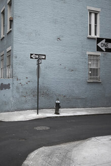 USA, New York City, Straße, Einbahnstraßenschild - TH01061