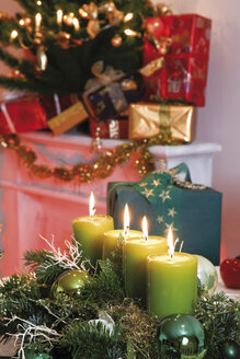 Weihnachtsdekoration mit brennenden Kerzen, im Hintergrund Weihnachtsgeschenke - 11299CS-U