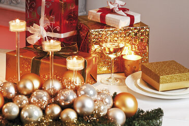 Weihnachtsdekoration und Weihnachtspakete auf dem Tisch - 11283CS-U