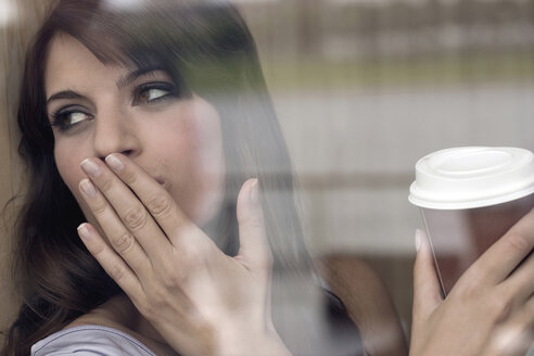 Deutschland, Köln, Junge Frau im Fenster eines Cafés - WESTF12368