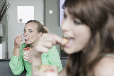 Deutschland, Köln, Frauen im Cafe, eine isst ein Dessert, Portrait - WESTF12363