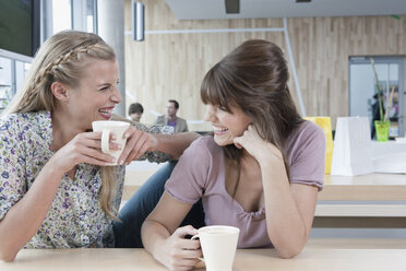 Deutschland, Köln, Junge Frauen im Cafe, die Spaß haben - WESTF12435