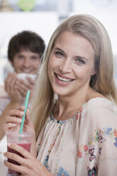 Deutschland, Köln, Junge Frau im Cafe, Mann im Hintergrund - WESTF12424