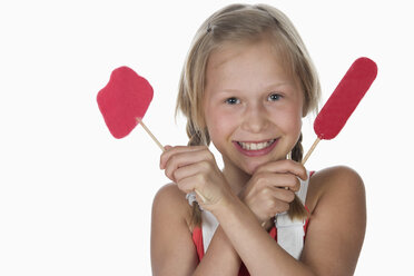 Mädchen (10-11) hält Lutscher, lächelnd, Porträt - WWF00954