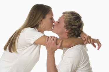 Junges Paar küssend, Porträt - WWF00933