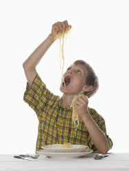 Junge (8-9) isst Spaghetti - WWF00932