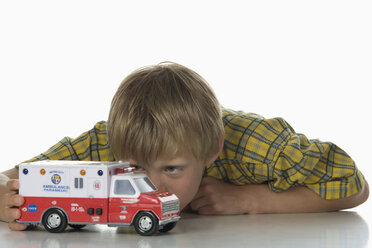 Junge (8-9) spielt mit Spielzeugauto - WWF00930