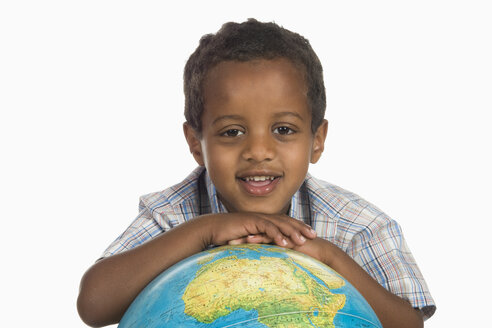 Afrikanischer Junge (3-4) mit Globus, Porträt - WWF00924