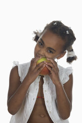 Afrikanisches Mädchen (6-7) beißt in einen Apfel, Porträt - WWF00915