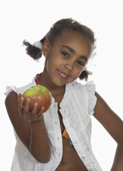 Afrikanisches Mädchen (6-7) hält Apfel, lächelnd, Porträt - WWF00914