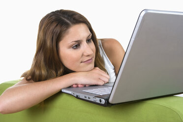 Young woman using laptop, portrait - WWF00906