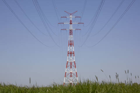 Deutschland, Niedersachsen, Strommast, lizenzfreies Stockfoto