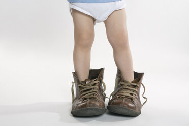 Kind mit großen Schuhen, niedriger Schnitt - RBF00131