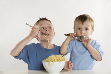 Zwei Jungen (6-7) (2-3) essen Spaghetti, Porträt - RBF00123