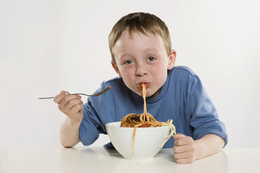 Junge (6-7) isst Spaghetti, Porträt - RBF00122