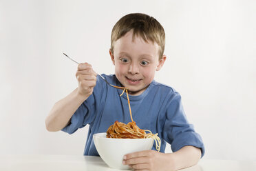 Junge (6-7) isst Spaghetti, Porträt - RBF00121