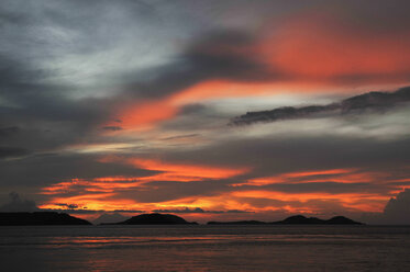 Asien, Indonesien, Sonnenuntergang über der Insel Komodo. - MBF00943