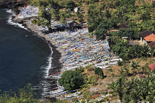 Asien, Indonesien, Bali, Outrigger-Kanus am Strand, Blick von oben - MBF00938