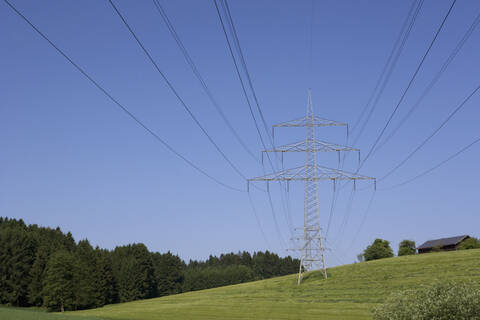 Deutschland, Bayern, Strommasten in der Landschaft, lizenzfreies Stockfoto