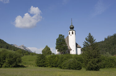 Deutschland, Bayern, Berchtesgadener Land, Kirche in Landschaft - WW01009