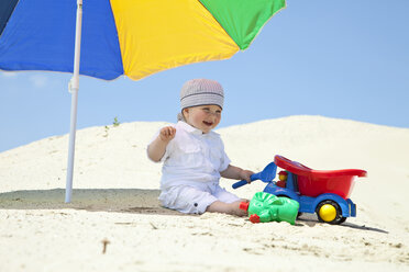 Deutschland, kleiner Junge (9 Monate) spielt am Strand - MAEF01815