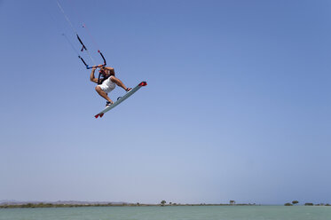 Ägypten, Das Rote Meer, Kitesurfer in der Luft - GNF01164