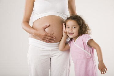 Mädchen (4-5) legt Ohr an den Bauch der schwangeren Mutter - LDF00703