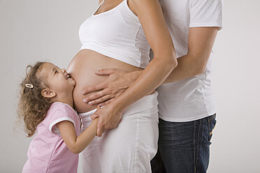 Vater und Tochter (3-4) umarmen die schwangere Mutter - LDF00702