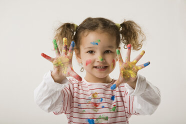 Mädchen (2-3) mit Farbe an den Händen - LDF00695