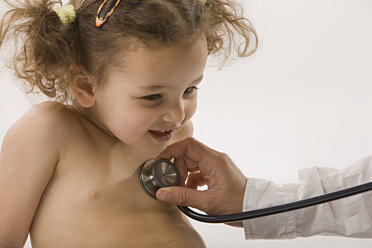 Arzt untersucht Mädchen (2-3) mit Stethoskop - LDF00691