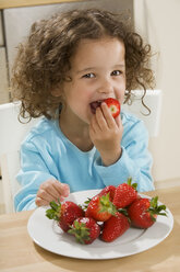 Mädchen (2-3) isst Erdbeeren, Porträt - LDF00685