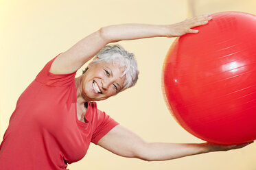 Ältere Frau beim Üben mit Gymnastikball - WESTF12471