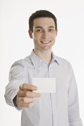 Geschäftsmann hält leere Visitenkarte - LDF00717