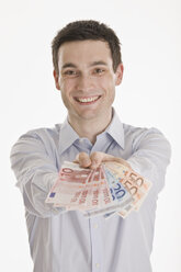 Geschäftsmann mit Euro-Scheinen in der Hand, lächelnd, Porträt - LDF00715
