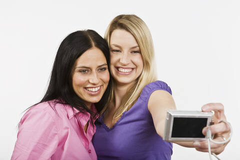 Zwei Frauen mit Digitalkamera, Porträt, lizenzfreies Stockfoto