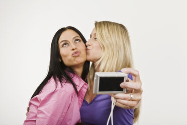 Two women using digital camera, portrait - LDF00753